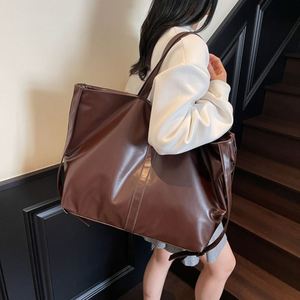 Sacs à main pour femmes de grande capacité, sacs à main simples de couleur noire, sacs à main en cuir PU imperméables - Product Image 4
