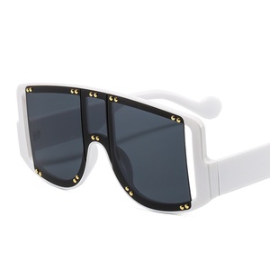 Nouveauté 2021 : Lunettes de soleil de luxe pour femme, design tendance, en plastique, style vintage, rivets colorés, monture monobloc - Product Image 5