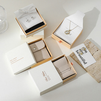 Vente en gros de coffrets cadeaux de bijoux blancs avec logo personnalisé Colliers de luxe Bracelets Boucles d'oreilles Emballage de bijoux Boîtes à tiroirs pour accessoires