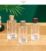 Flacon de parfum rond plat de luxe 30ml 50ml 100ml avec logo personnalisable à bouchon à vis doré pour faux cils