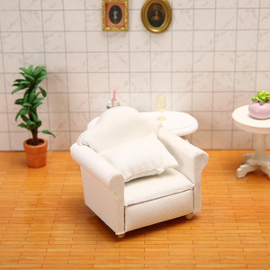 Boutique 1:12 maison de poupée Mini ensemble de meubles canapé en tissu blanc avec 4 oreillers salon Micro scène bricolage jouet en bois - Product Image 5