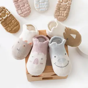 2023 moda örgü kaymaz çoraplar bebek yürümeye başlayan ayakkabı çorap sevimli pamuklu bebek çorap toptan