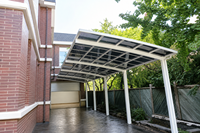 Abri de garage double moderne pour villa avec structure en alliage d'aluminium thermolaqué, auvent durable pare-soleil et imperméable