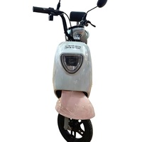 Scooter Eléctrico Rosa Pastel y Blanco, Estilo Retro para Adultos con Faro Redondo, Ideal para Desplazamientos Urbanos Casuales
