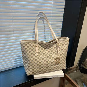 Sac à bandoulière de grande capacité à motif vintage fourre-tout en cuir PU imprimé rétro pour femme - Product Image 1