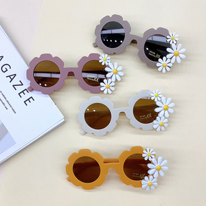 Vente en gros lunettes de <span class=keywords><strong>soleil</strong></span> tendance fille fille ronde fête bijoux mode <span class=keywords><strong>soleil</strong></span> fleur Uv400 lunettes enfants - Product Image 3
