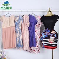 Lot en gros de mini-robes colorées en coton d'occasion, robes d'été courtes de seconde main, vêtements féminins usagés prêts pour la revente estivale