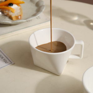 Mug à café en céramique asymétrique blanc moderne et élégant, logo personnalisé, tasse géométrique sculpturale pour hôtel, restaurant, cadeau de mariage - Product Image 2