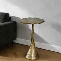 Table en laiton minimaliste IDAO, idéale pour les appartements modernes, offrant des lignes épurées et élégantes qui rehaussent la conception intérieure sophistiquée.