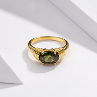 Bague unie pour femme en zircone cubique ovale avec placage sous vide en or 14K et design à épaule côtelée pour usage quotidien
