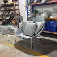 Ensemble de meubles de salon de jardin modernes avec chaise longue ronde en osier tressé et structure métallique pour balcon et terrasse