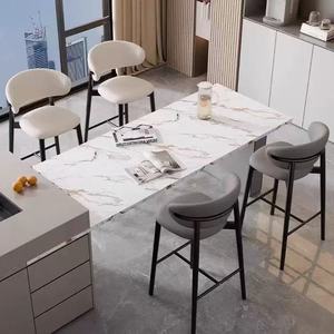 Silla de Comedor Moderna Ergonómica Tapizada en Cuero Sintético con Respaldo Curvo Giratorio y Patas de Metal para Hogar y Oficina - Product Image 3