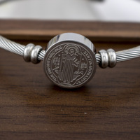 Bracelet en câble en acier inoxydable 316L avec médaille Saint Benoît, bijoux religieux catholiques, vente en gros, usine OEM ODM
