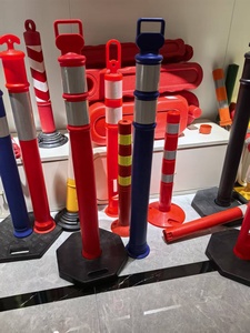 Poteaux de signalisation de sécurité en caoutchouc avec colliers réfléchissants pour la construction et la circulation - Product Image 6