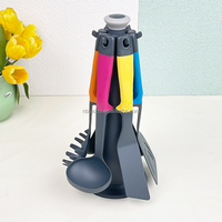 Outils de cuisine en plastique au design unique Gadgets 7pcs Ensemble d'ustensiles de cuisine en nylon à poignée colorée de Chine