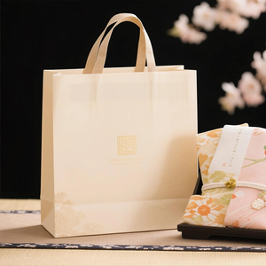 Sac cadeau en papier ivoire recyclé personnalisé en gros d'usine - Poignée en ruban, votre propre logo, luxe pour l'emballage de cosmétiques et de parfums - Product Image 4