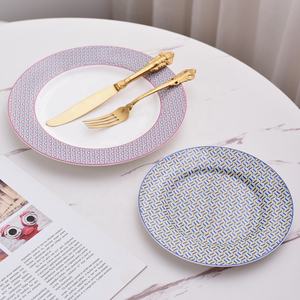 Série d'assiettes à dîner à motif foulard, très demandée, comprenant des assiettes principales de 10 et 8 pouces - Product Image 5