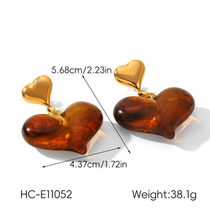 Boucles d'oreilles pendantes en résine en forme de cœur, couleur ambre vintage, pour femme, style affirmé, idéales pour les fêtes et les rendez-vous - Product Image 5