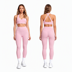 Conjunto de yoga para mujer, rosa liso, fruncido, sin costuras, de secado rápido, de elastano/nailon, con sujetador deportivo de tirantes cruzados y cuello en V, y shorts de cintura alta. - Product Image 1