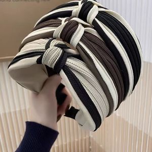 แถบคาดศีรษะถักขอบกว้างสำหรับผู้หญิง - Product Image 1