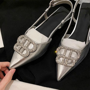 Designer donna 2024 estate sandali <span class=keywords><strong>con</strong></span> <span class=keywords><strong>tacco</strong></span> quadrato <span class=keywords><strong>con</strong></span> lussuosa fibbia di diamanti 3cm tacchi bassi punta chiusa famose <span class=keywords><strong>scarpe</strong></span> da esterno - Product Image 5