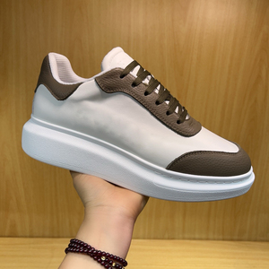 Nuevas zapatillas de moda coreana para parejas, tallas grandes, cómodas, con letras estampadas, diseño de lujo, color blanco. - Product Image 1