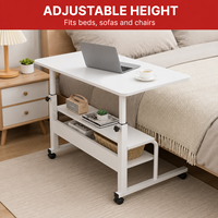 Table de lit réglable avec 2 étagères - Bureau mobile pour ordinateur portable pour canapé, plateau en bois MDF blanc, table en forme de C sur roulettes