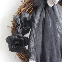 Guirlande de porte d'Halloween moderne avec fantômes blancs, guirlande noire, roses rouges en plastique et tissu pour décoration de maison hantée et de fête