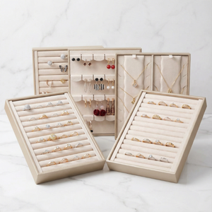 Plateau de présentation de bijoux de luxe en cuir PU doré avec fentes pour bagues, boucles d'oreilles et pendentifs - Product Image 2