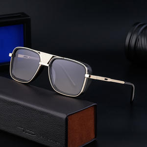 Gafas de sol cuadradas retro punk europeas y americanas personalizadas para hombre, lentes de PC con protección UV400, montura negra, estilo Instagram, empaque en caja. - Product Image 4
