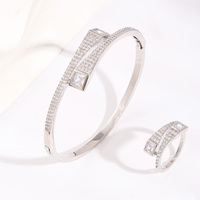 Parure de bijoux en zircon taille princesse géométrique moderne, bracelet ouvert et bague carrés étincelants en zircon pour le bureau, les mariages et les cadeaux de fête