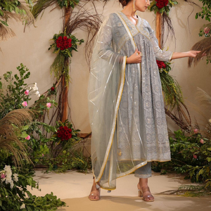 Exclusivo Venta Caliente Maslin Nyra Cut Con Hermoso Aliya Cut Kurti Pant Con Dupatta Vestido De 3 Piezas A Precio Al Por Mayor - Product Image 1