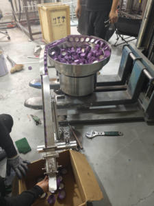 Automatische verpakkingslijn voor flesdoppen met vibratievoederbak en dopmachine - Product Image 2