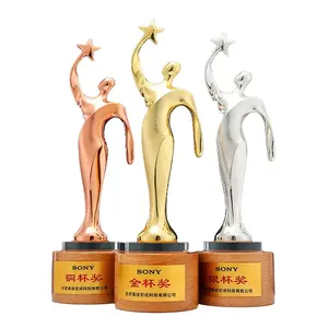 2023 Nuevos premios de trofeos de metal con base de madera premios de cristal Regalo de negocios personalizado momentos sólidos