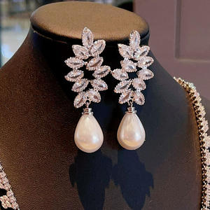 Orecchini Pendenti in Cristallo Pierla Placcati in Oro Bianco con Forma a Fiore e Incastonatura a Castone, Stile Classico da Sposa per Donne, Placcati in Oro 18K - Product Image 4