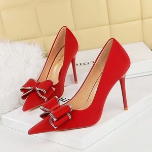 Eleganti scarpe da donna con punta a punta in seta <span class=keywords><strong>e</strong></span> raso, tacco a spillo sottile, perfette per matrimoni, ufficio <span class=keywords><strong>e</strong></span> occasioni formali. - Product Image 2