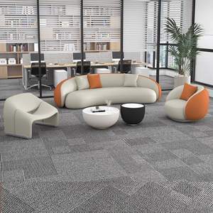 أريكة مكتب حديثة فاخرة خفيفة مع جلد اصطناعي مع مخلب قطة تصميم منحني لغرفة المعيشة وغرف المؤتمرات التجارية - Product Image 1