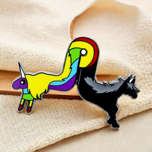 Spilla con risvolto in vetro colorato con effetto personalizzato avocado barbiere librish divertente citazione in smalto Alaska - Product Image 2