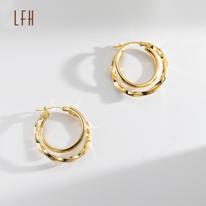 Vente en gros de boucles d'oreilles en or pur 18 carats, géométriques, creuses, en or véritable 18 carats, boucles d'oreilles créoles torsadées en forme de C, boucles d'oreilles torsadées en or pur - Product Image 4