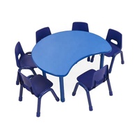 Meubles d'étude pour enfants modernes et colorés en gros, table et chaises en bois en forme de lune pour l'école