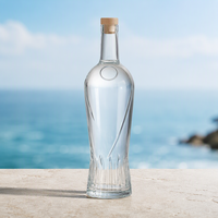 Bouteille à spiritueux en verre clair personnalisée de 700 ml, forme incurvée unique, bouteille en verre pour la vodka, le brandy, le whisky