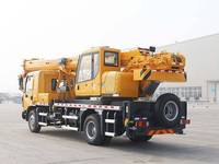 Grue de camion XCT16 de 16 tonnes avec flèche dodécagonale à 4 sections de 42,6 m de hauteur maximale et 5 stabilisateurs, dotée d'un moteur et d'une boîte de vitesses