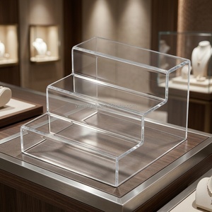 Exhibidor Acrílico de 3 Niveles para Joyería, Perfumes y Artículos de Boutique, Resistente al Amarilleamiento, con Estantes Transparentes - Product Image 2