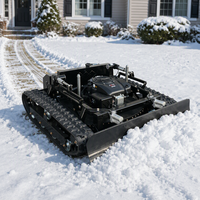Machine de tonte multifonctionnelle télécommandée sur chenilles avec pousse-neige détachable pour le déneigement des chemins de village, des cours agricoles et des allées.