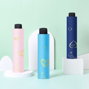Paraguas Plegable <span class=keywords><strong>de</strong></span> 3 Secciones con Estampado <span class=keywords><strong>de</strong></span> Corazón Dorado, Protección UV, Revestimiento Negro, Personalizable con Logotipo, para Sol y Lluvia, Precio <span class=keywords><strong>de</strong></span> Fábrica al por Mayor - Product Image 2