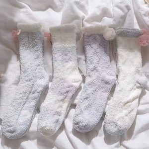 Lindos calcetines de dormir de forro polar coral con bloques de color macaron para mujer, extra gruesos, cálidos y afelpados, para estar en casa. - Product Image 3