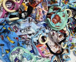 Caja Sorpresa para Bebé con Peluche Suave, Patrones Aleatorios de Animales y Flores, Baberos de Fibra de Bambú para Niños y Niñas - Product Image 1