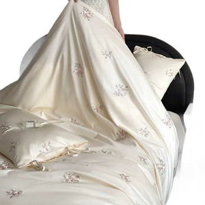 Set <span class=keywords><strong>di</strong></span> Biancheria da Letto 4 Pezzi in <span class=keywords><strong>Cotone</strong></span> 100% a Fibra Lunga 100S, 300TC, con Ricamo Floreale, Stile Francese Femminile - Product Image 2
