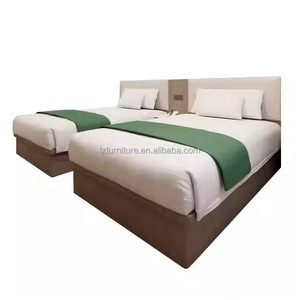 Ensembles de chambre d'hôtel 3 étoiles sur mesure : Lit rembourré Queen/King avec tête de lit douce, table de chevet, meuble TV, table d'appoint et armoire - Product Image 5