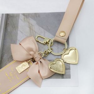 Llavero de coche con forma de corazón, bonito y original, venta al por mayor en línea de fábrica con MOQ bajo, ideal como colgante para coche, regalo de cumpleaños para mujer y marcapáginas. - Product Image 6